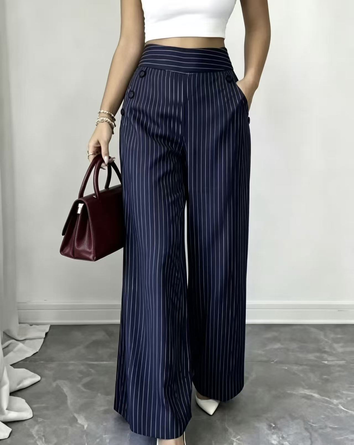 Pantalon large rayé, taille haute à boutons dorés