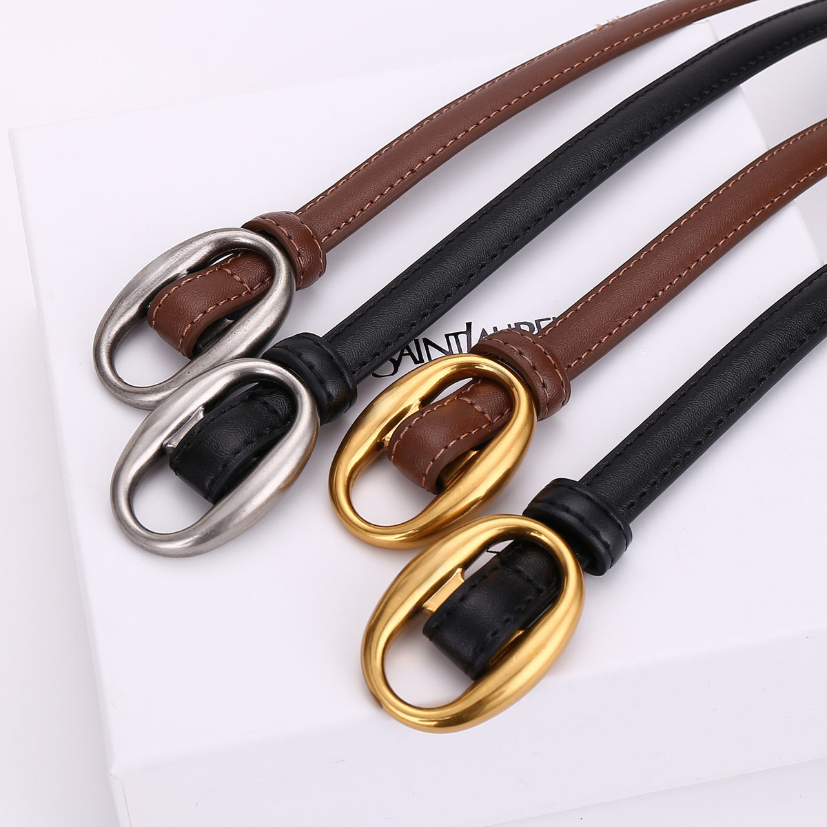 Ceinture fine en cuir lisse — taille marquée