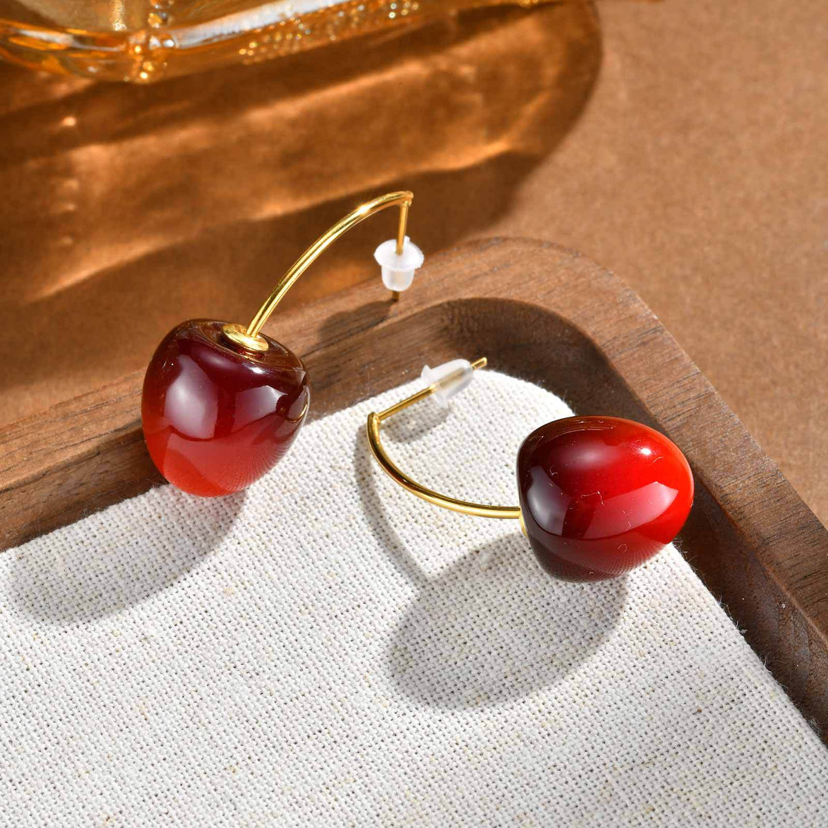 Puces d’oreilles cerise rouge en acier inoxydable
