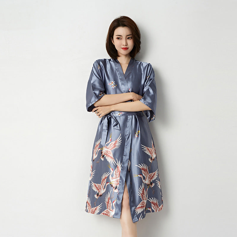Kimono long en satin à motif de grues — manches trois-quarts