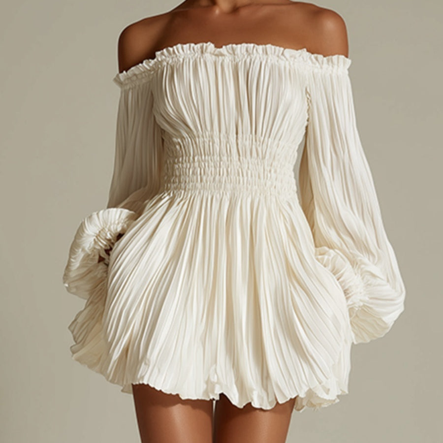 Robe courte plissée, épaules dénudées et manches ballon