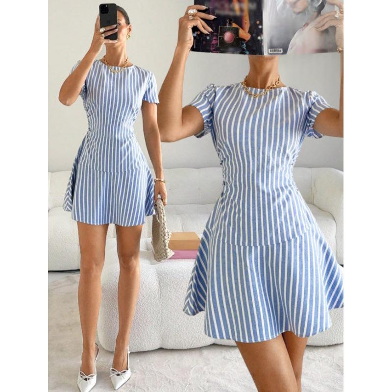 Robe courte rayée à taille marquée