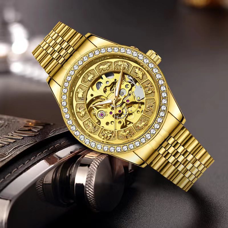 Montre automatique dorée à cadran ajouré et lunette sertie