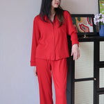 Pyjama long en modal rouge brique — chemise boutonnée et pantalon