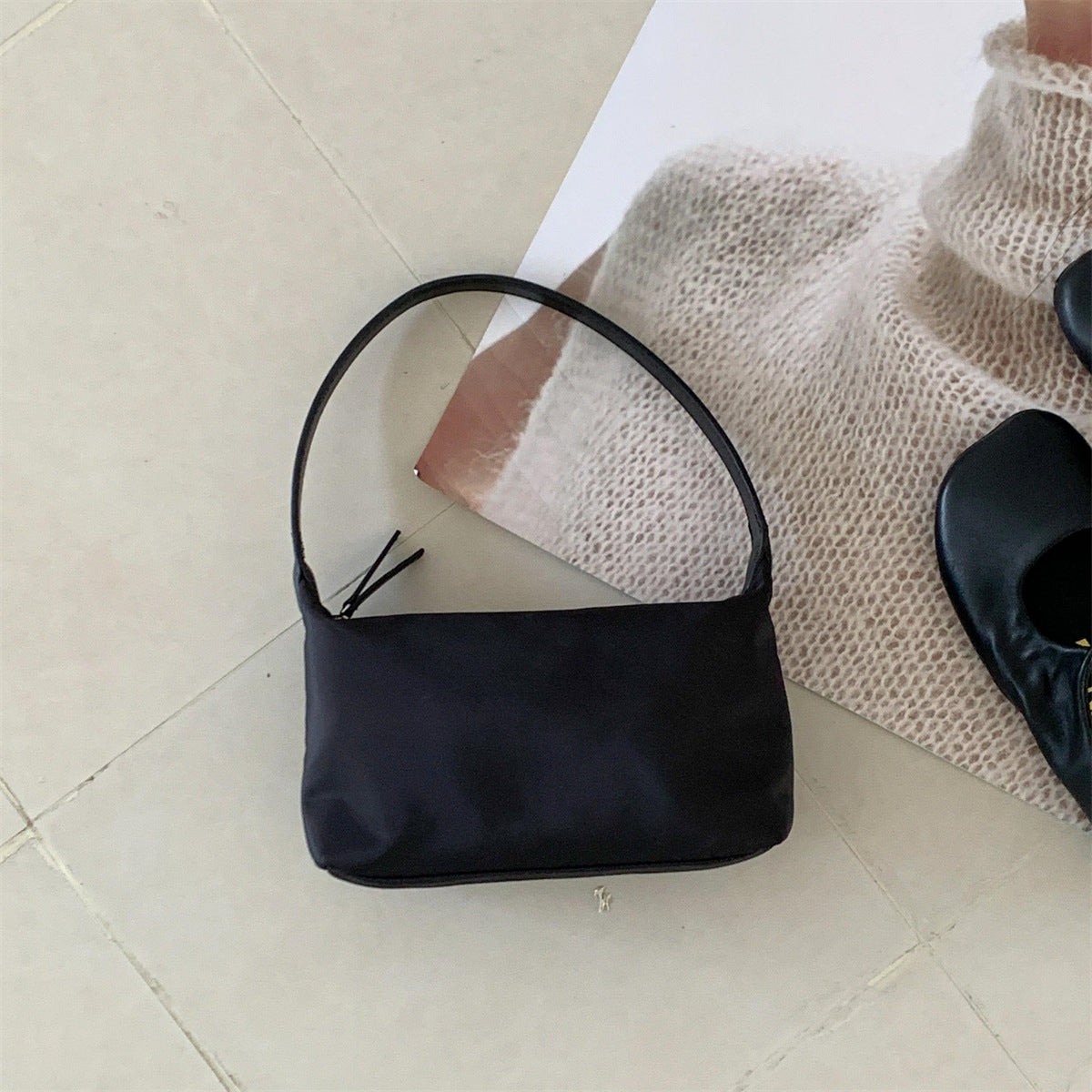 Sac baguette en nylon — poche zippée intérieure et porte-carte