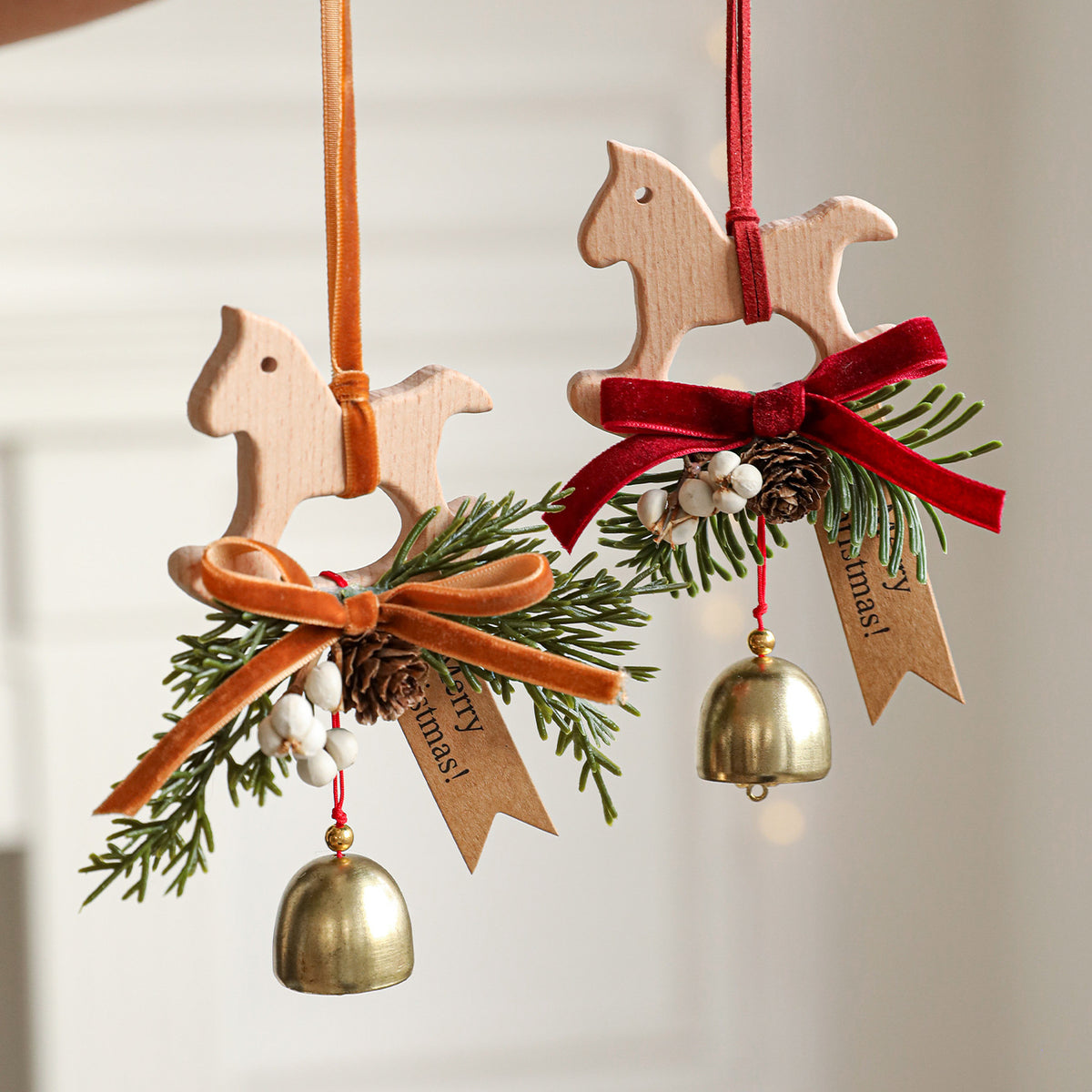 Suspension de Noël en bois — clochette, nœud et branche de pin
