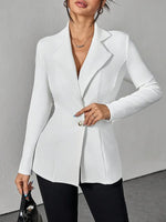 Blazer cintré à taille marquée, bouton bijou