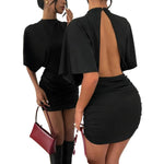 Robe courte noire à dos ouvert et manches cape