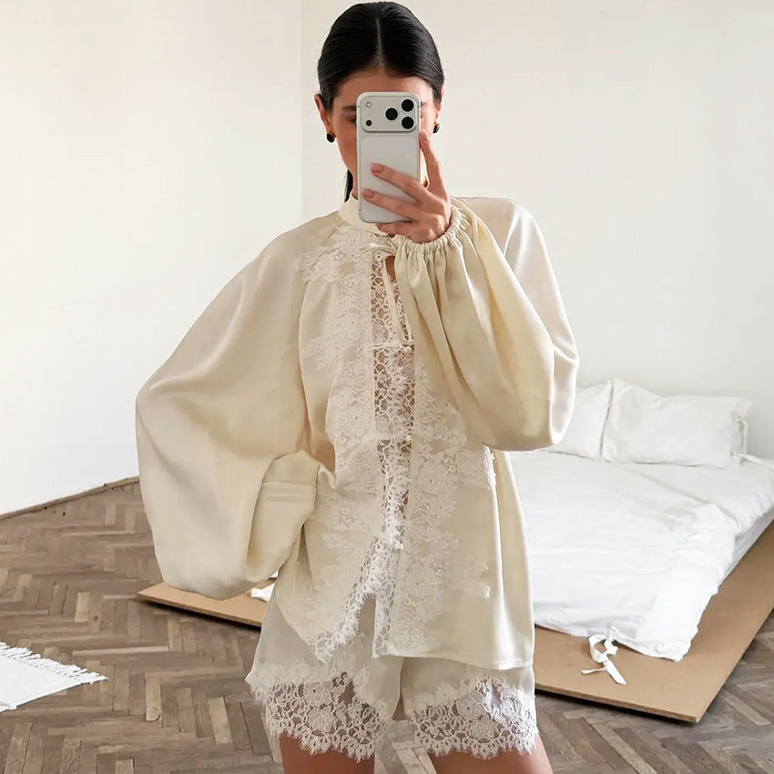Pyjama satiné écru à dentelle appliquée, haut noué et short