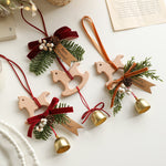 Suspension de Noël en bois — clochette, nœud et branche de pin