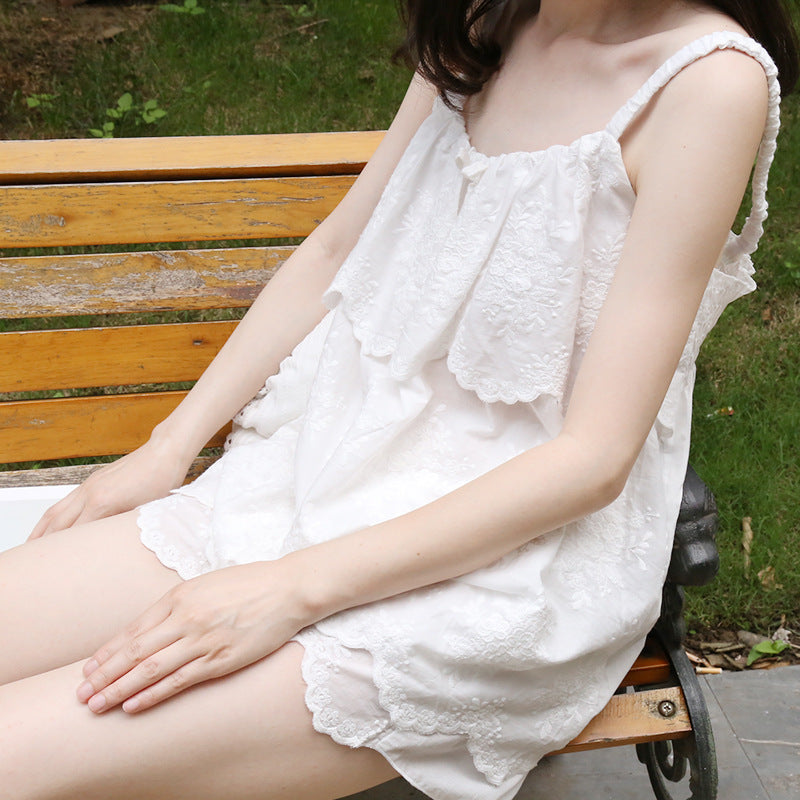 Pyjama blanc en broderie anglaise, caraco à volant et short