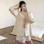 Pyjama satiné écru à dentelle appliquée, haut noué et short