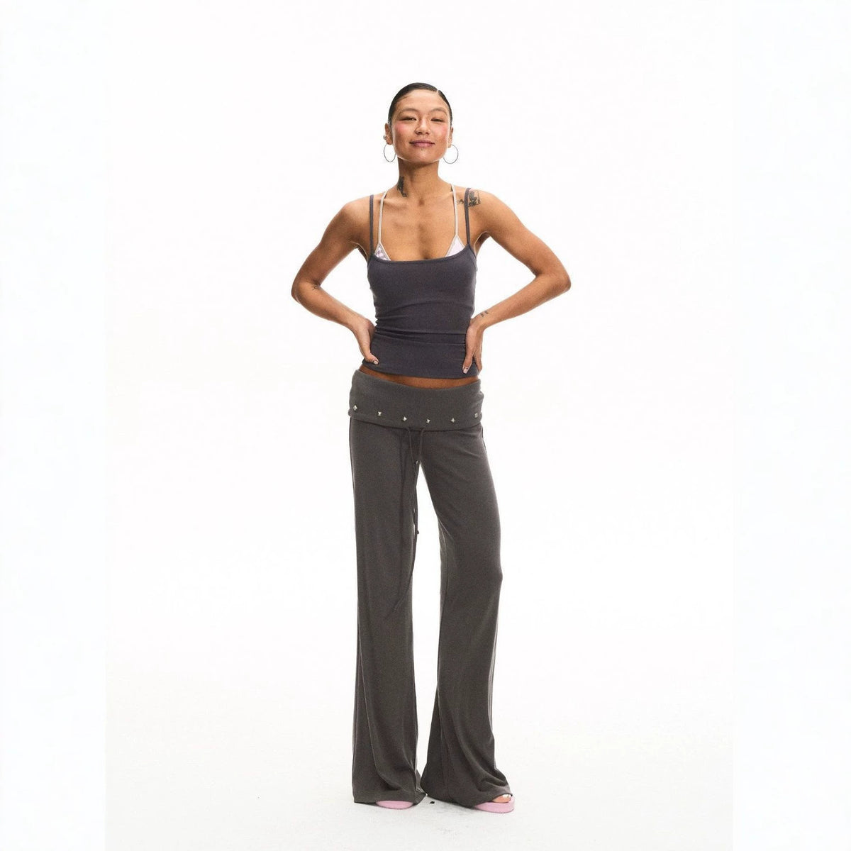 Pantalon large gris à taille repliée cloutée