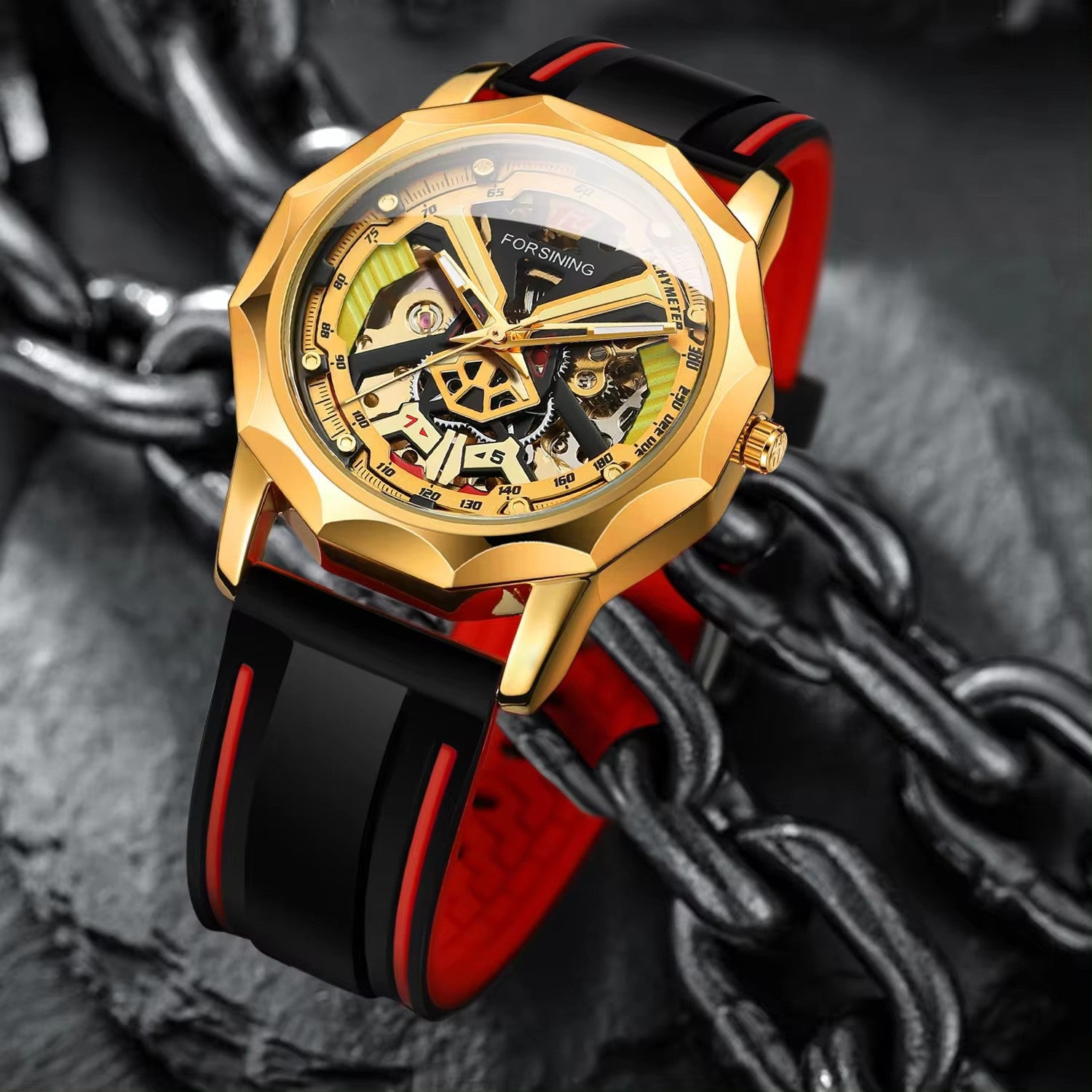 Montre mécanique ajourée à boîtier facetté et bracelet bicolore
