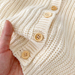 Gilet bébé en grosse maille crème — boutons en bois