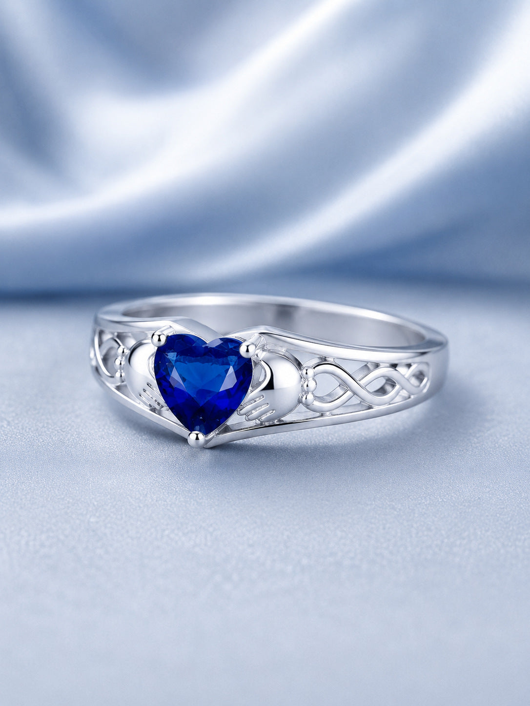 Bague mains en cœur en acier titane — geste stylisé
