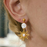 Boucles pendantes soleil martelé — perle nacrée ou ambre