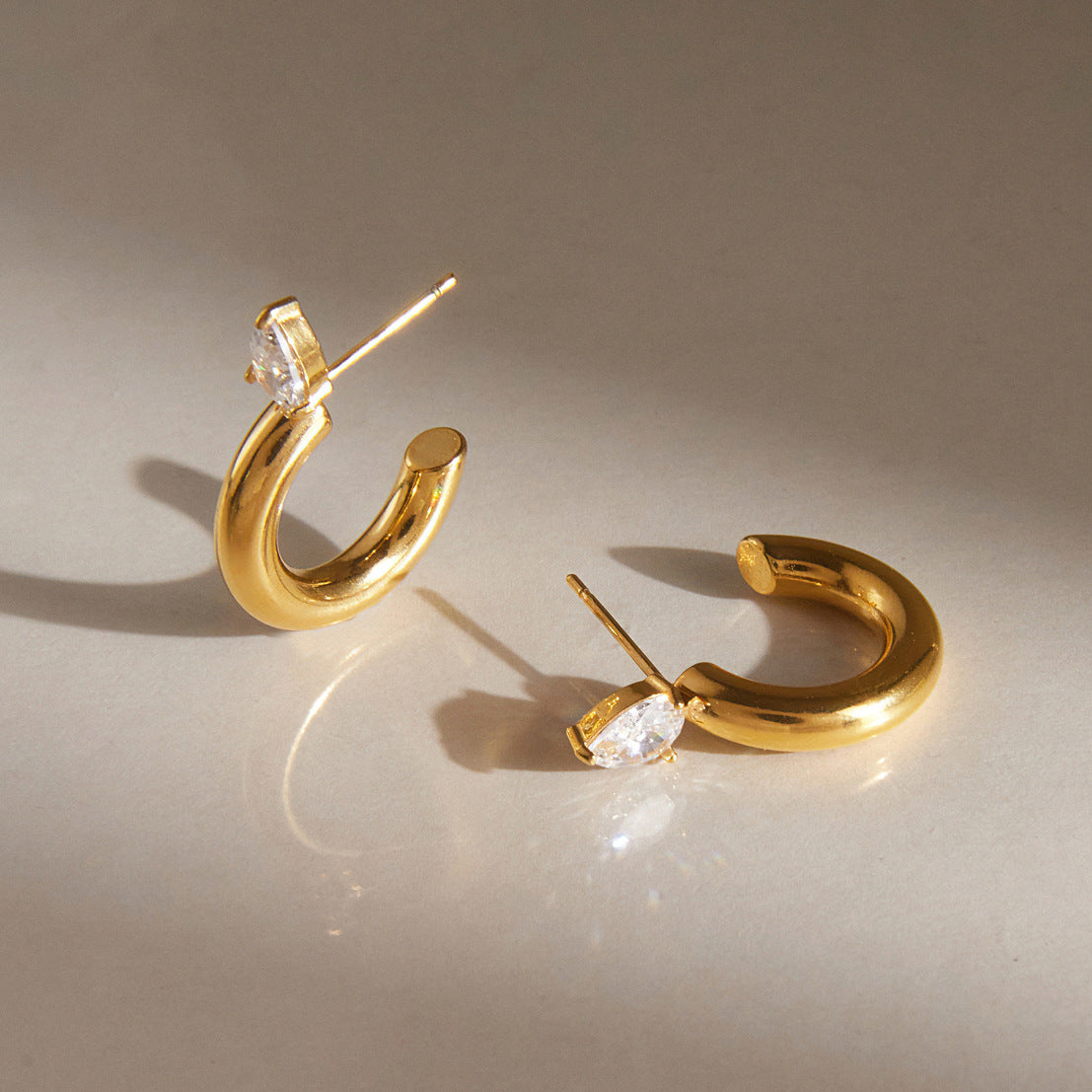 Boucles d’oreilles en C serties de zircons — acier titane