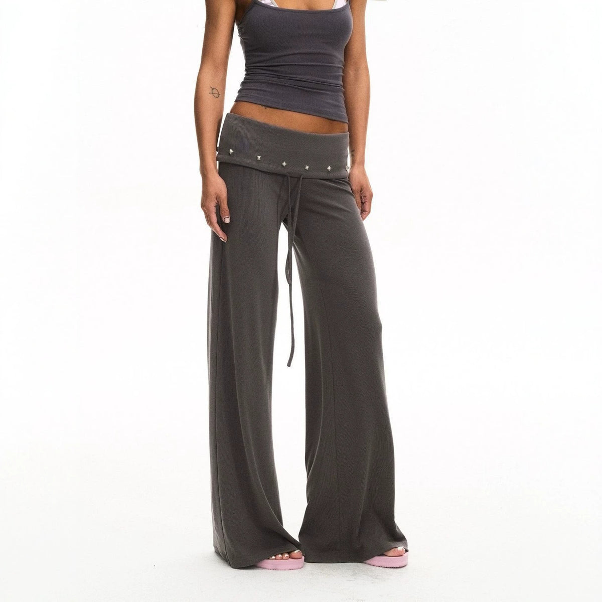Pantalon large gris à taille repliée cloutée