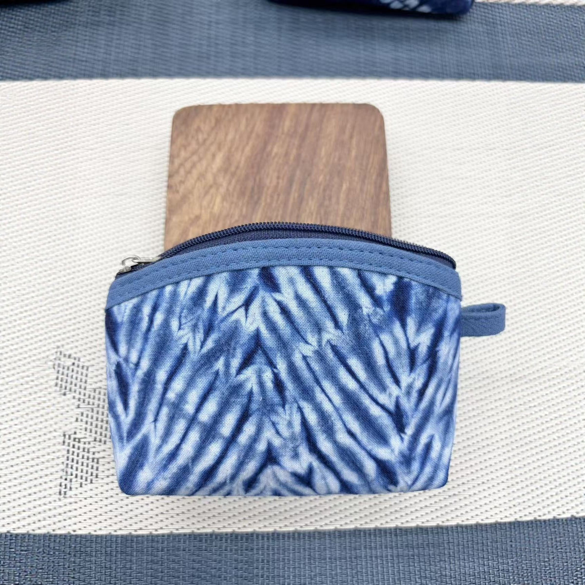 Porte-monnaie en toile teinte indigo — motif noué à la main