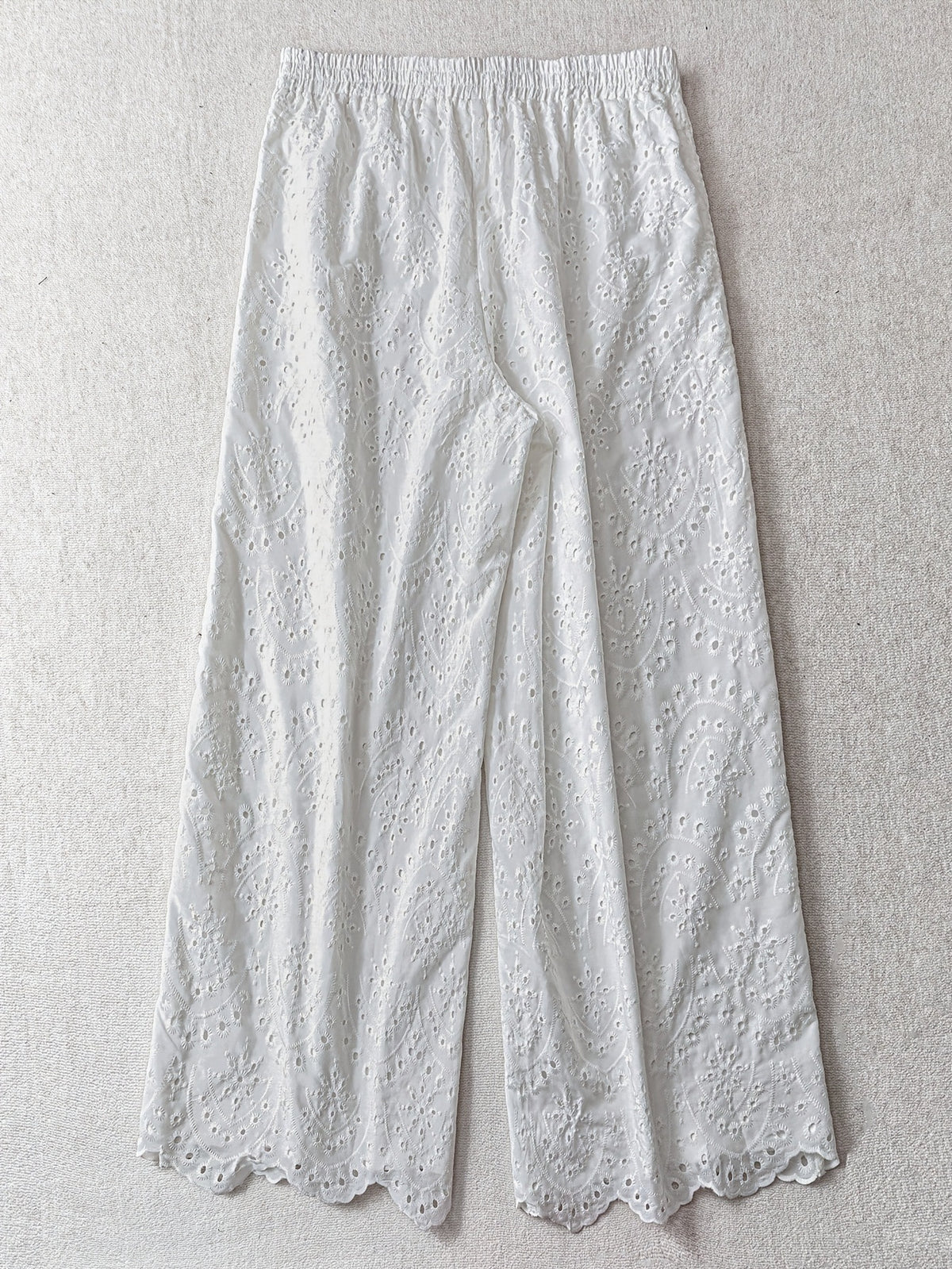 Pantalon large en broderie anglaise — blanc, ourlet festonné
