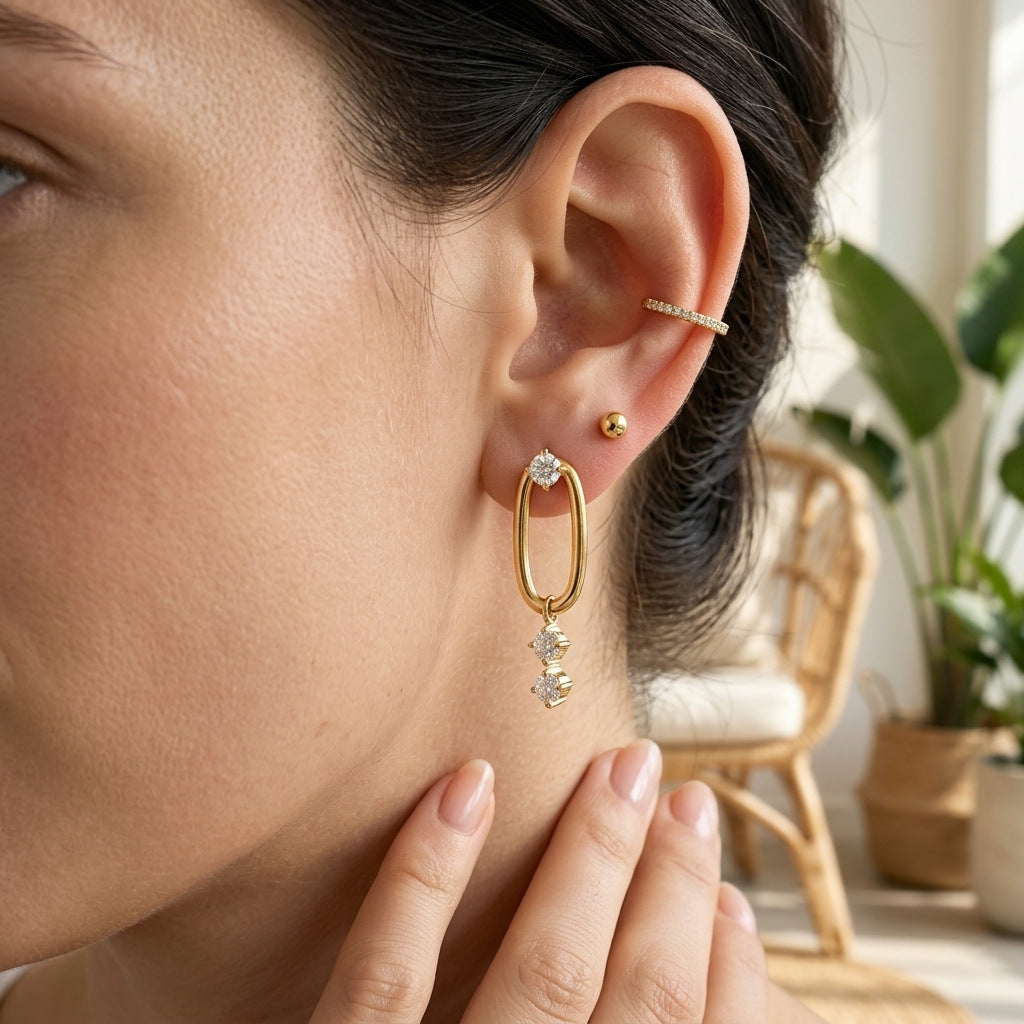 Boucles d’oreilles ovales dorées serties de zircon blanc