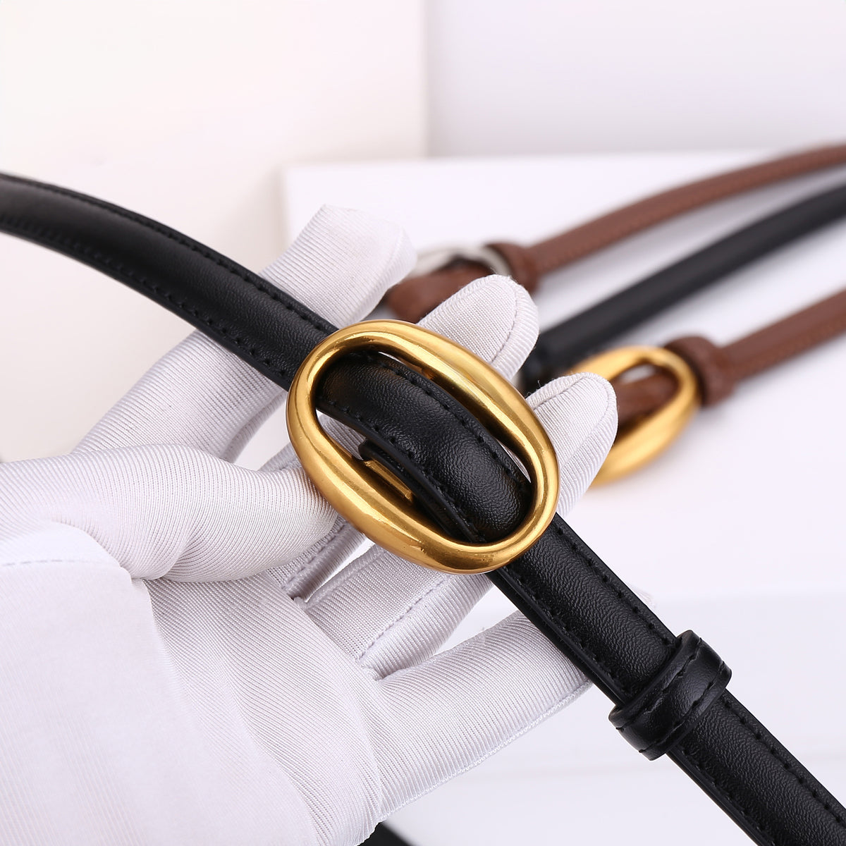Ceinture fine en cuir lisse — taille marquée