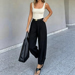 Pantalon noir à pinces, taille haute et bas resserré