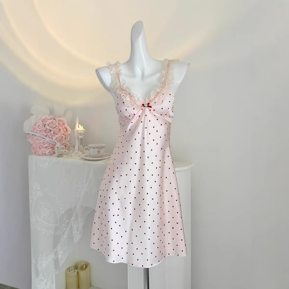 Nuisette en satin rose à petits cœurs — bretelles en dentelle
