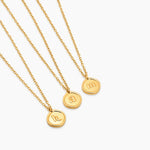 Collier médaille ronde gravée d'une initiale — plaqué or 18 carats sur acier