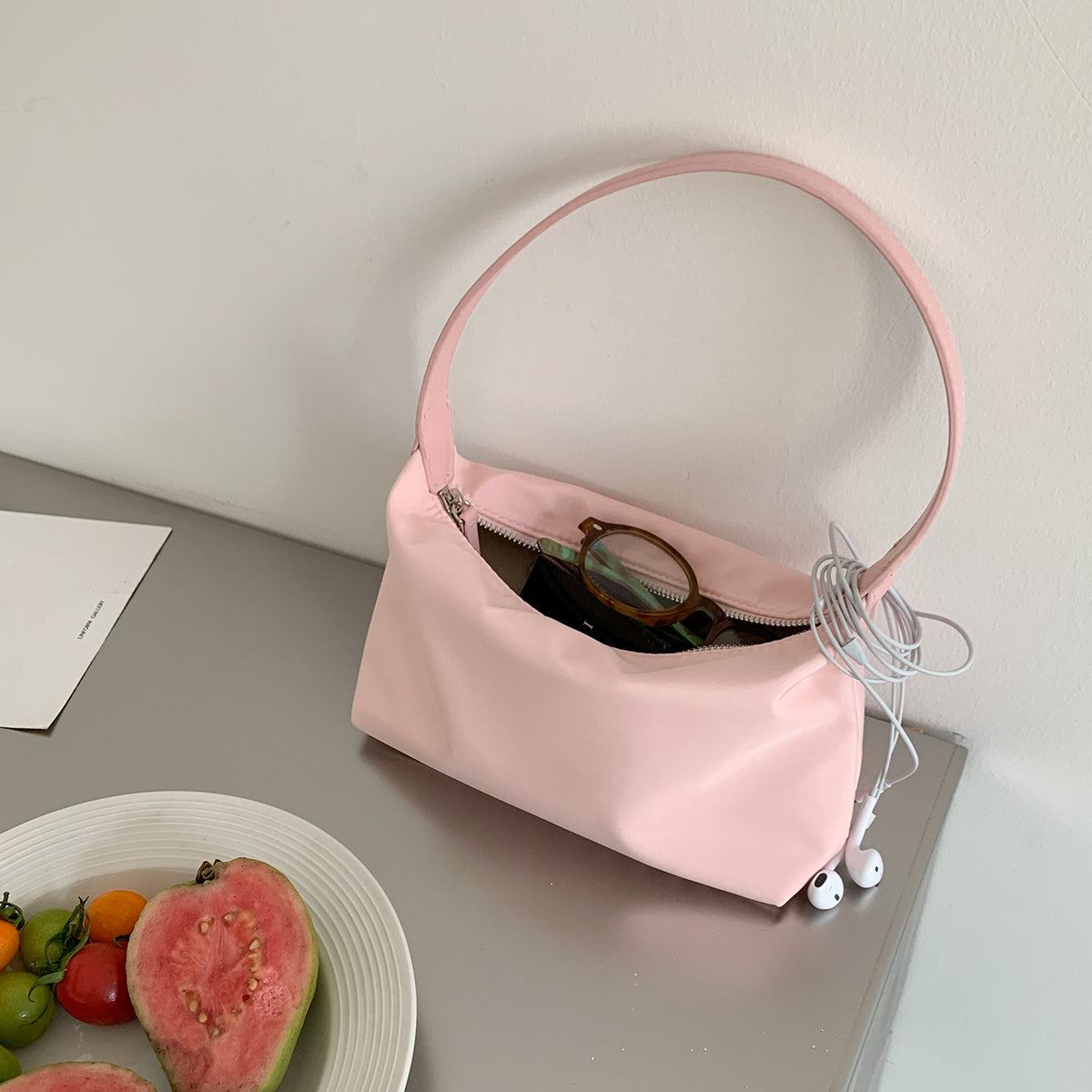 Sac baguette en nylon — poche zippée intérieure et porte-carte