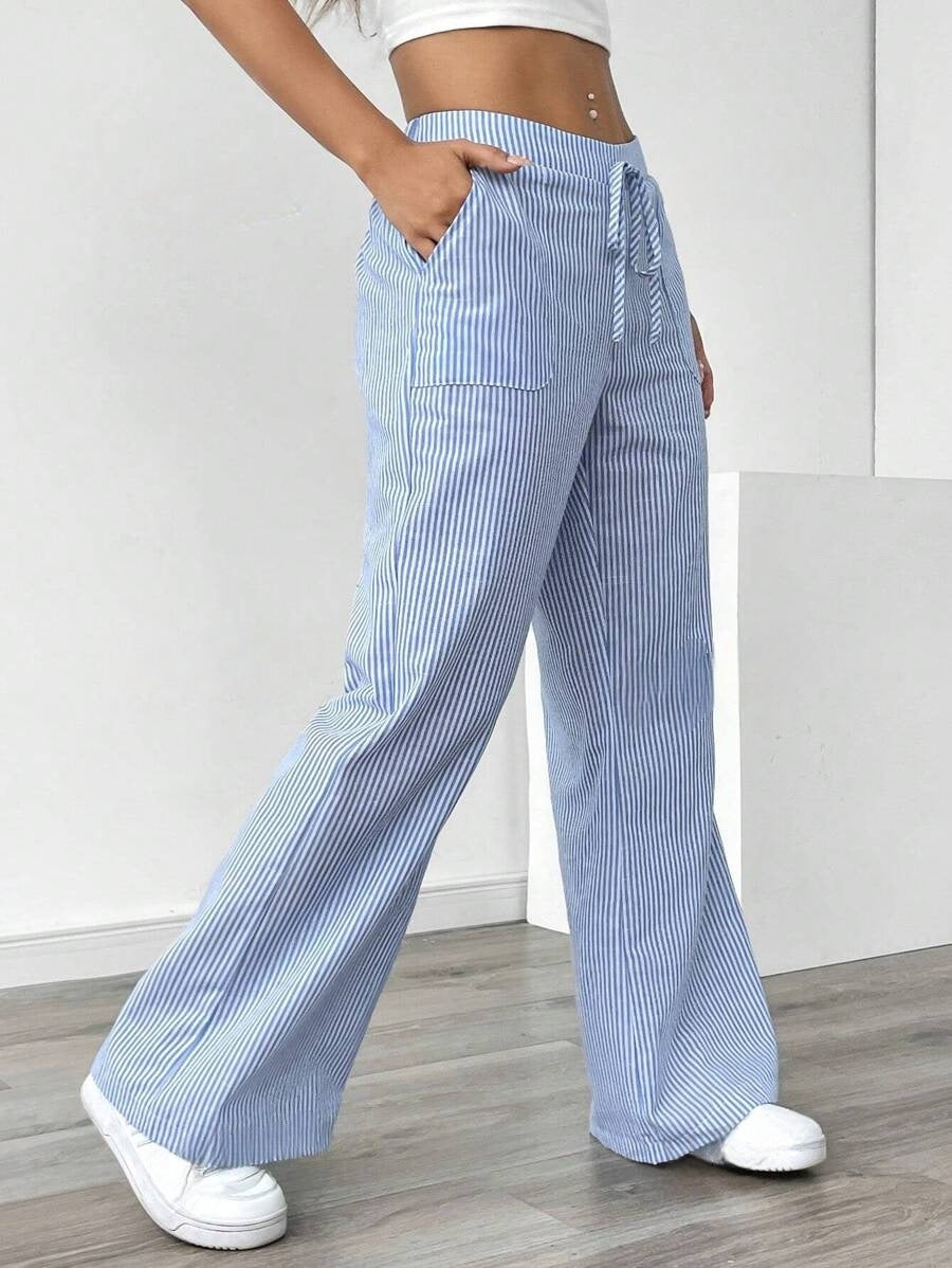Pantalon large à fines rayures, taille élastiquée à cordon