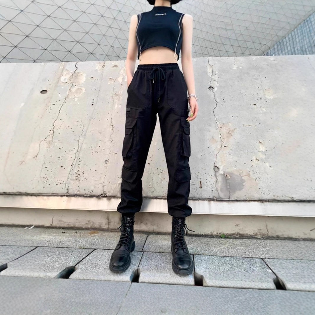 Pantalon cargo à chevilles élastiquées et poches à rabat
