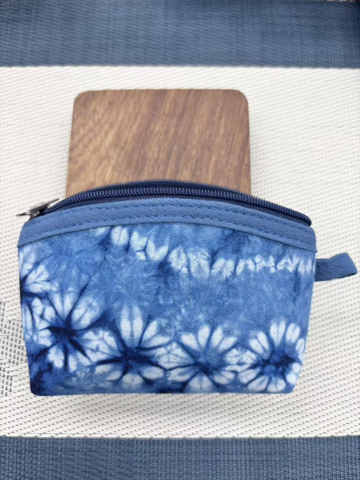Porte-monnaie en toile teinte indigo — motif noué à la main — coloris