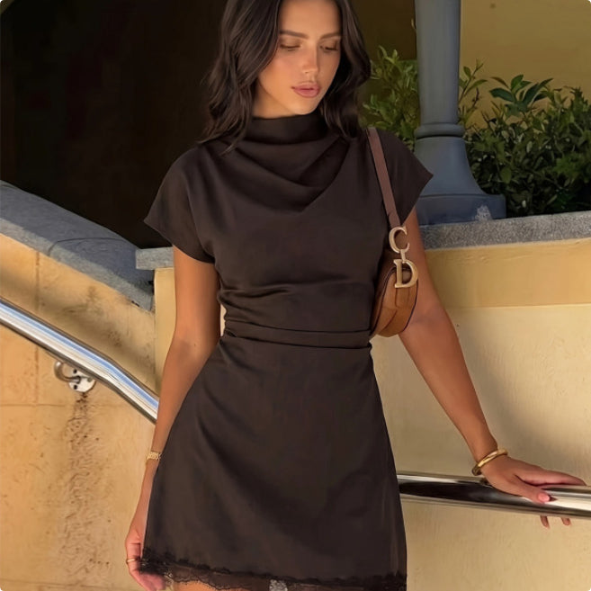 Robe courte à col montant et ourlet de dentelle