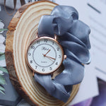 Montre femme à chiffres apparents et bracelet en voile