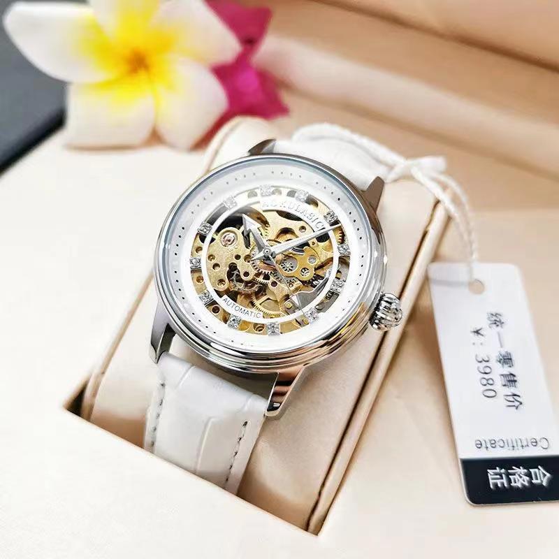 Montre femme mécanique à cadran squelette et bracelet cuir — coloris