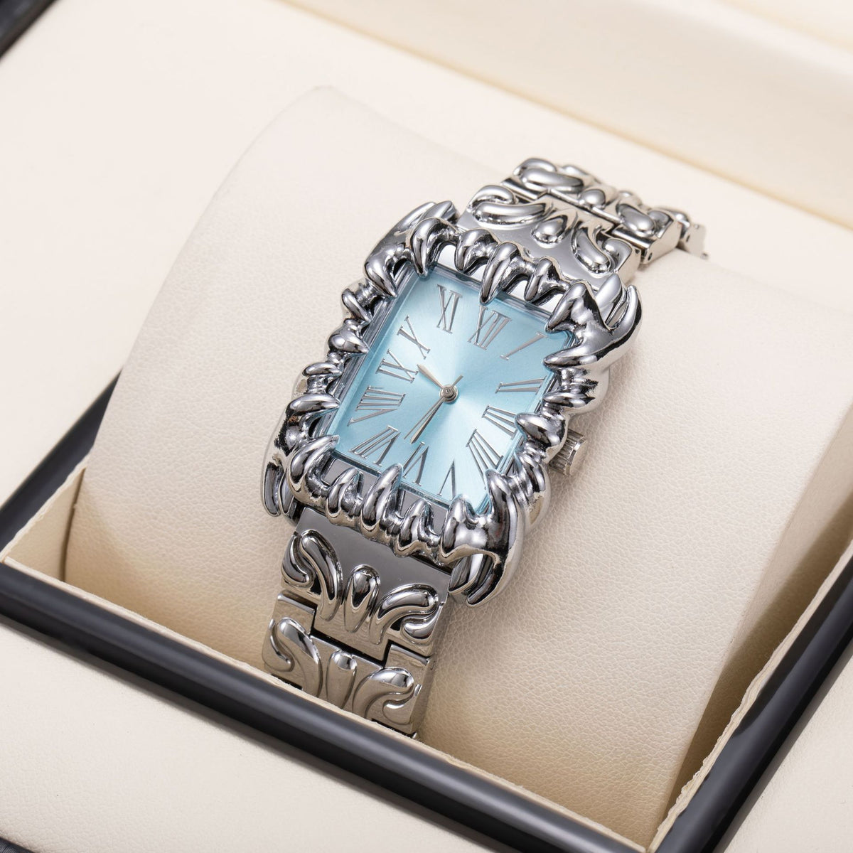 Montre rectangulaire à boîtier et bracelet ciselés — coloris