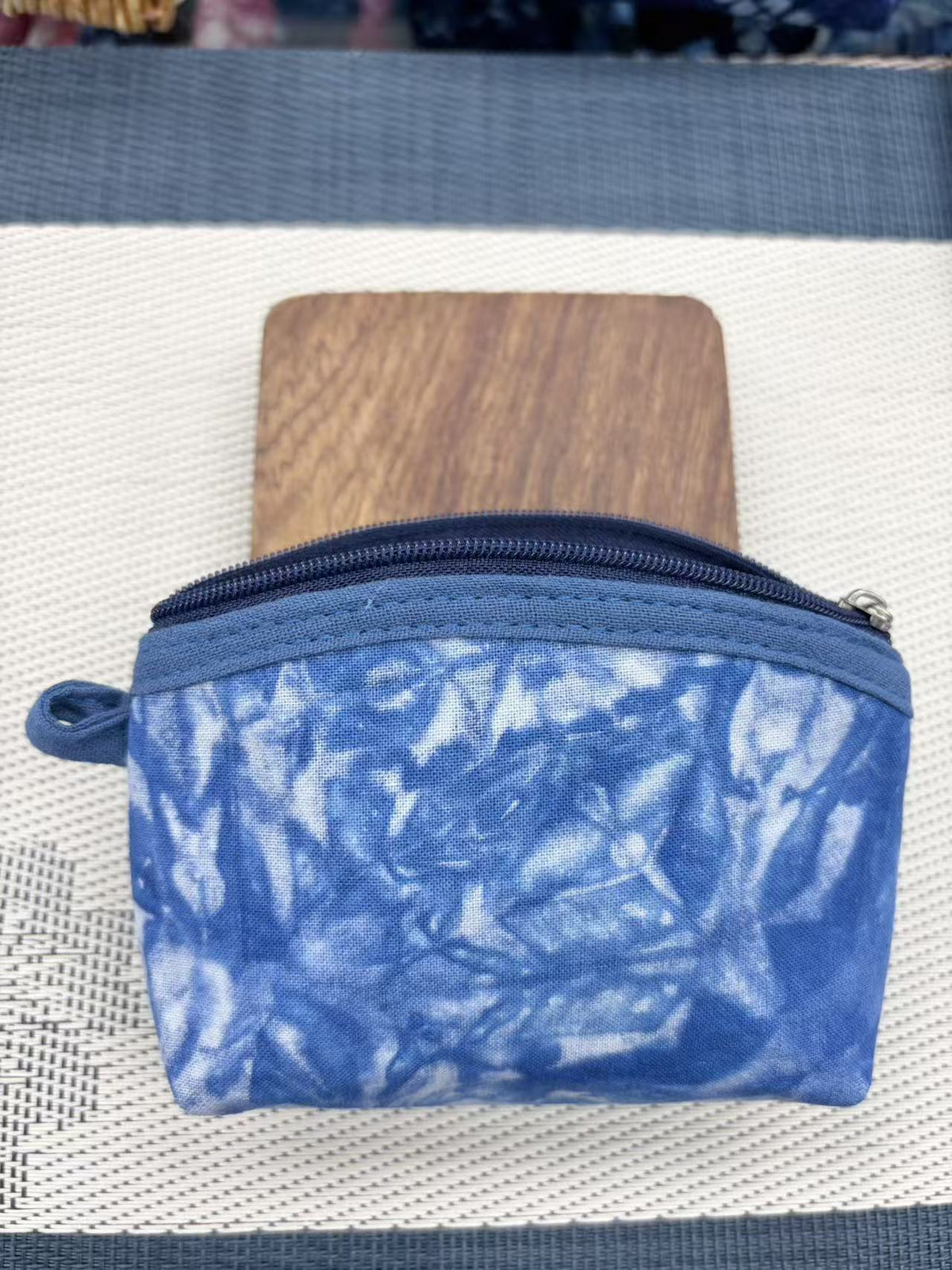 Porte-monnaie en toile teinte indigo — motif noué à la main — coloris