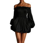 Robe courte plissée, épaules dénudées et manches ballon