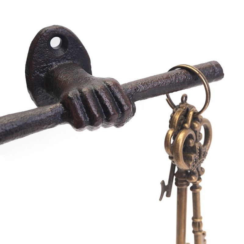 Patère en fonte, main ou bras en relief