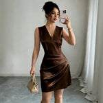 Robe courte moulante en satin, col V croisé