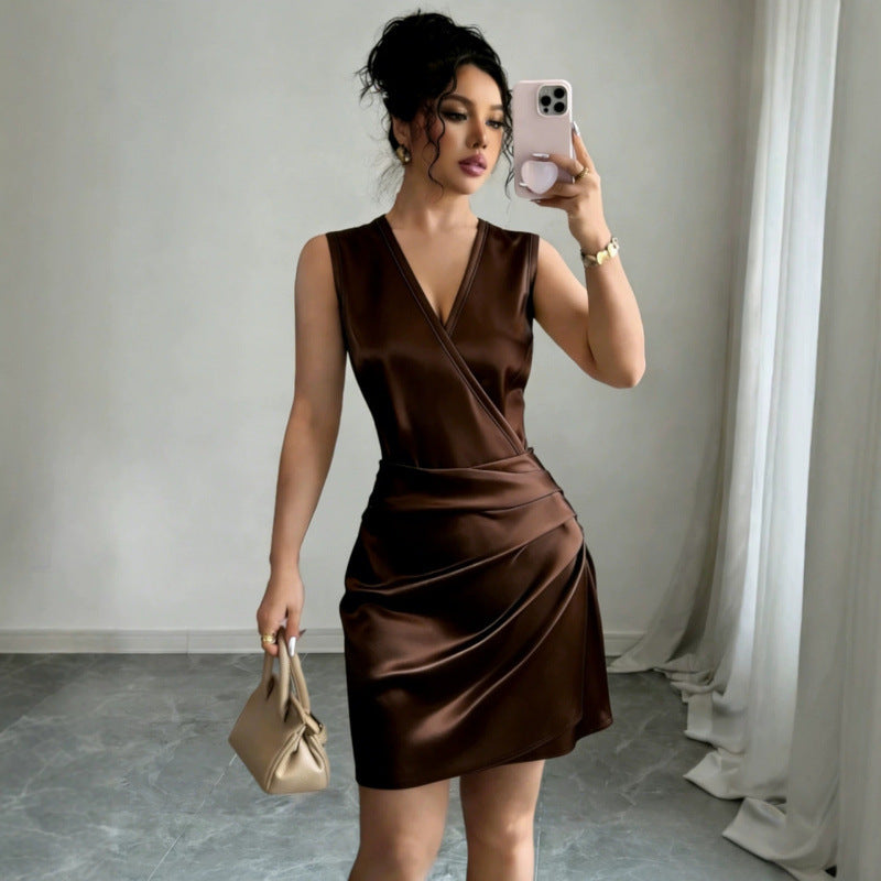 Robe courte moulante en satin, col V croisé