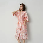 Kimono long en satin à motif de grues — manches trois-quarts