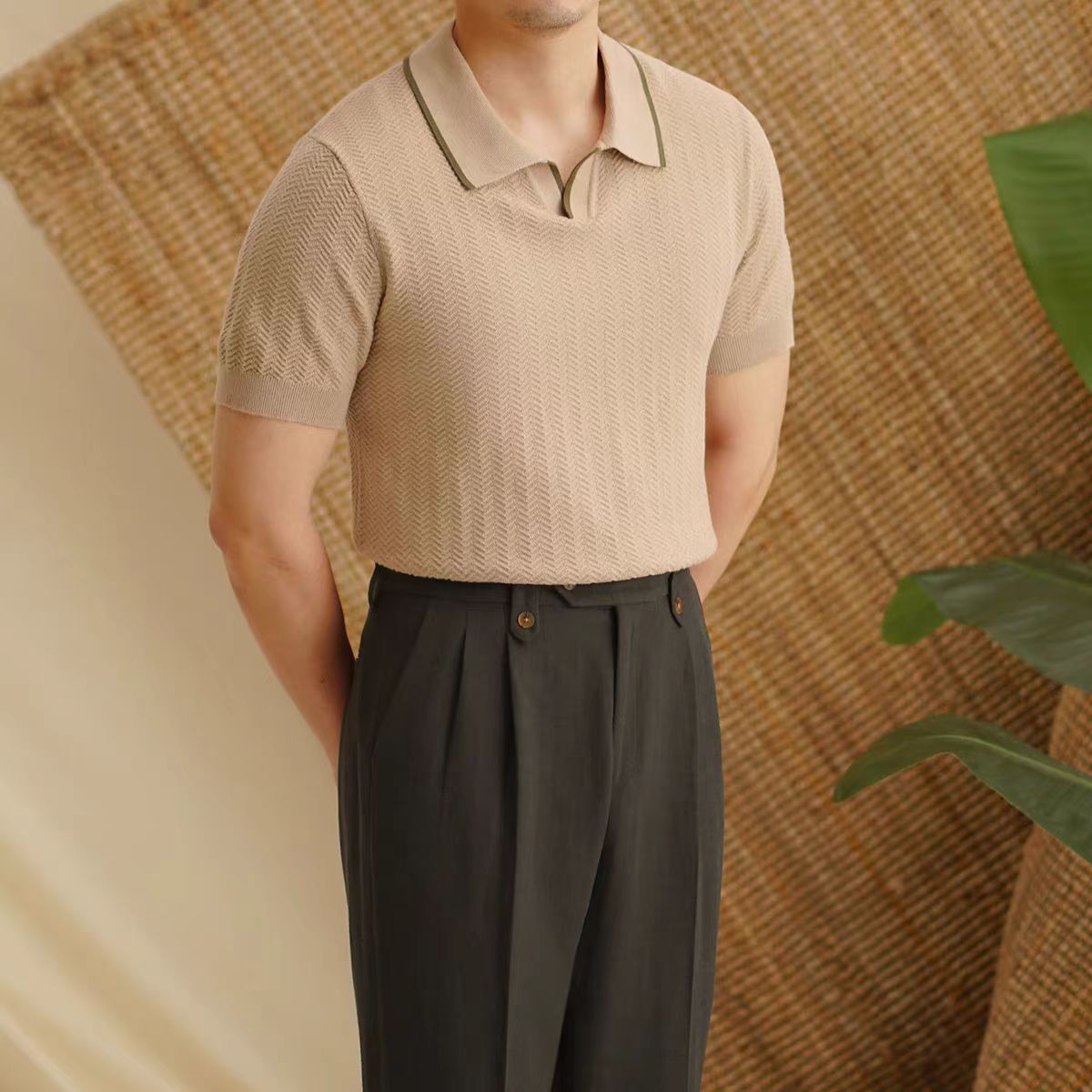 T-shirt homme col V en maille ajourée — été