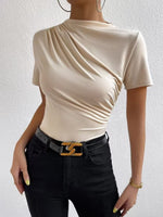 T-shirt drapé à col montant — manches courtes, coupe ajustée