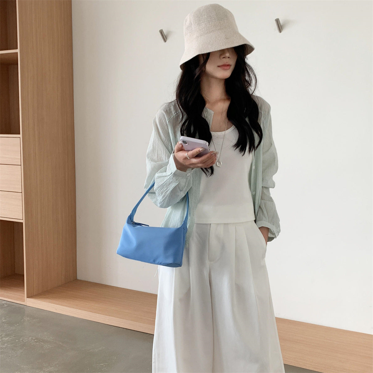 Sac baguette en nylon — poche zippée intérieure et porte-carte