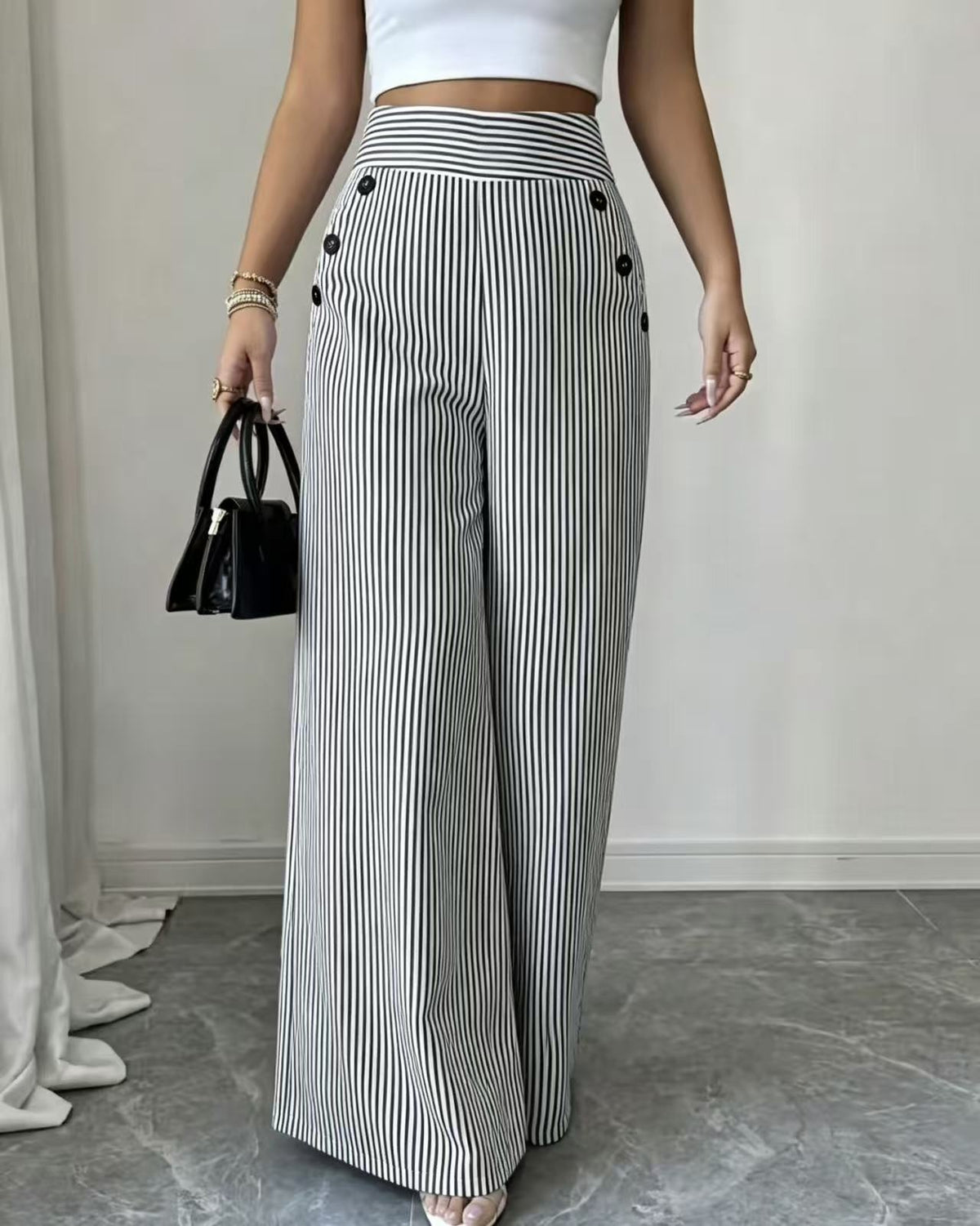 Pantalon large rayé, taille haute à boutons dorés