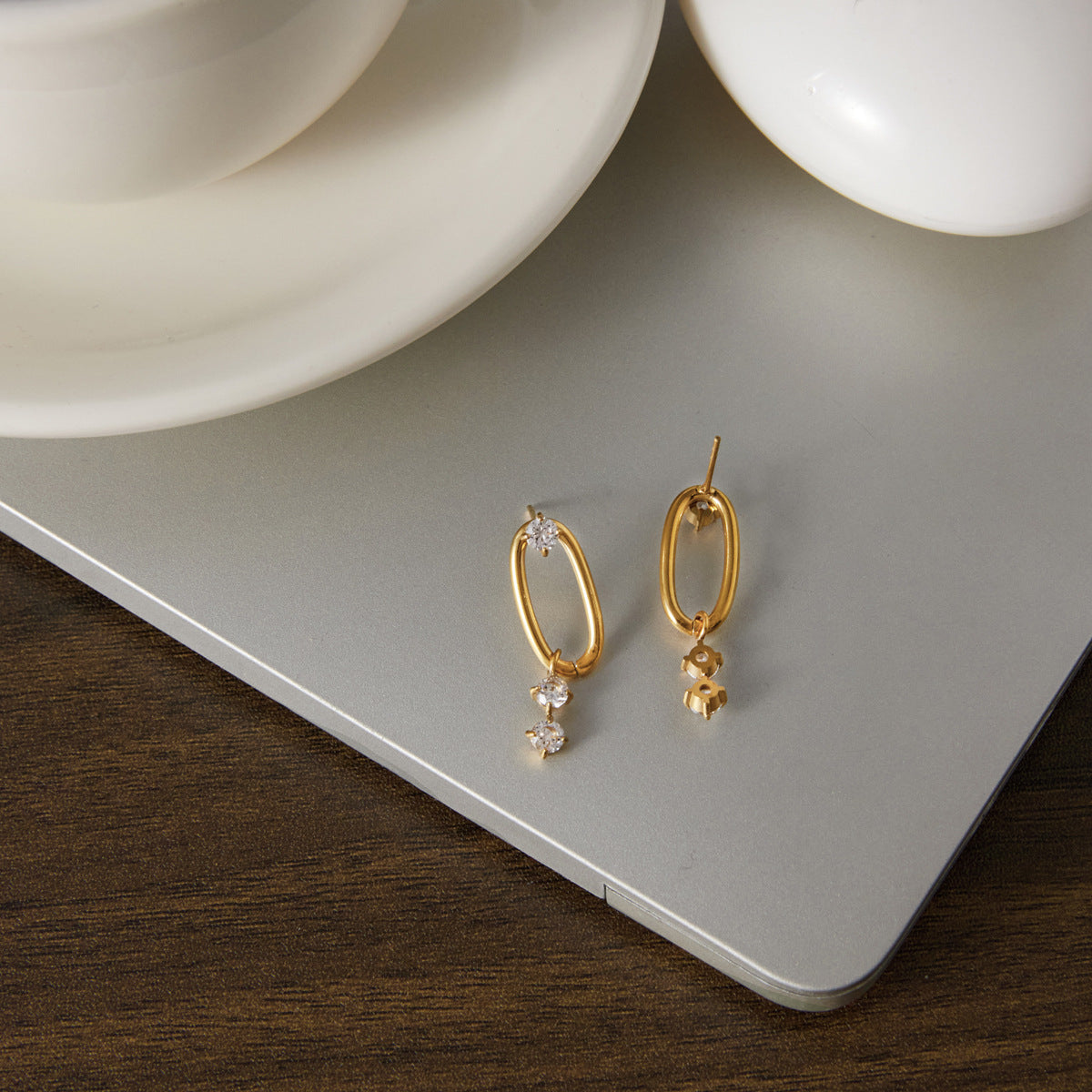Boucles d’oreilles ovales dorées serties de zircon blanc