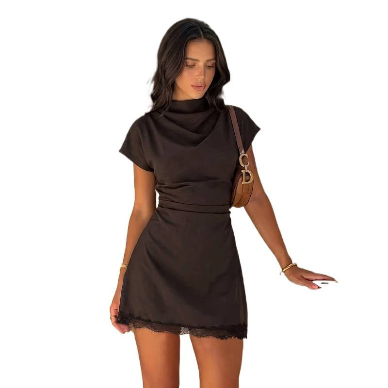 Robe courte à col montant et ourlet de dentelle